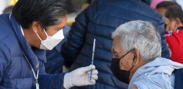 Un hombre recibe la vacuna de refuerzo en CDMX