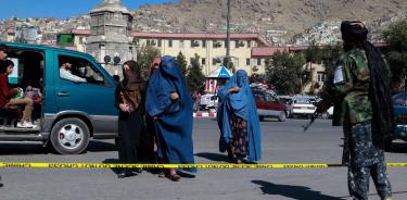 El poderoso Ministerio de Propagación de la Virtud y Prevención del Vicio de Afganistán ordenó a los transportistas que no ofrezcan viajes a las mujeres en un viaje de más de 45 millas (72 kilómetros) si no están acompañados por un chaperón masculino, y usan un hiyab mientras prohíben la música dentro de los taxis. La milicia islamista, que regresó al poder en Kabul el 15 de agosto, prohibió el trabajo de las mujeres y las niñas en las escuelas secundarias, lo que generó una condena internacional.