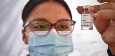 Este lunes comenzó en el Hospital General de México, la vacunación en tercera dosis al personal de salud. Durante dos semanas se aplicarán ahí, poco más de 13 mil vacunas