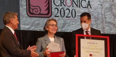 La doctora Susana Lizano recibe el Premio Crónica en Ciencia y Tecnología.