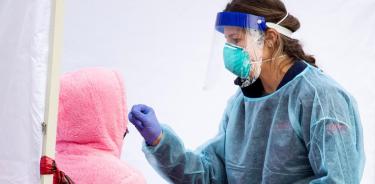 Una enfermera toma una prueba de covid-19 a un niño en un sitio de prueba de covid-19 del Distrito de Columbia en Washington