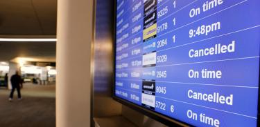 Un panel con vuelos cancelados en un aeropuerto estaudnidense, el 31 de diciembre.