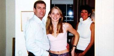 Virginia Gauffre, cuando era menor de edad, junto al príncipe Andrés y la criminal Ghislaine Maxwell, en 2001.