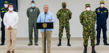 El presidente colombiano, Iván Duque (centro), hace una declaración este lunes sobre la crisis en Arauca por combates mortales entre ELN y disidentes de las FARC.