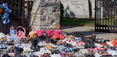 Un altar en memoria de todos los niños y niñas indígenas maltratados hasta la muerte en una de tantas antiguas residencias escolares estatales en Canadá.