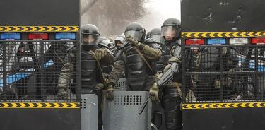 Granaderos patrullan este miércoles Almaty, capital económica de Kazajistán, en medio de la violenta ola de protestas ciudadanas por el alza del precio del gas.