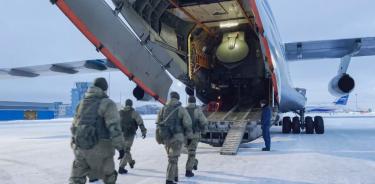 Tropas rusas abordan avión militar rumbo a Kazajistán