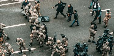 Maniestantes chocan con policías en una manifestación en Almaty, Kazajistán, el 5 de enero de 2022.