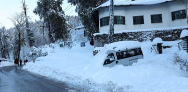 Coches de turistas sumidos en la nieve en Murree, Pakistán, este sábado 8 de enero.