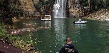 Los equipos de rescate buscan a las víctimas del desprendimiento de una enorme roca sobre unos barcos turísticos, este sábado en el lago Furnas, Minas Gerais, Brasil.