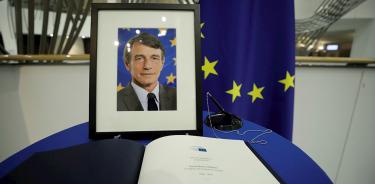 Un libro de condolencias junto a un retrato de David Sassoli, instalado este martes 11 de enero junto a la cámara de plenos del Parlamento Europeo en Bruselas, Bélgica.