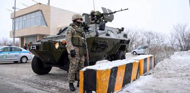 Soldados kazajos, en un puesto de control instalado en Nursultán, este lunes 10 de enero.