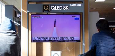 Personas ven en un noticiero el lanzamiento de un misil por parte de Corea del Norte, este martes 11 de enero en Seúl, Corea del Sur.