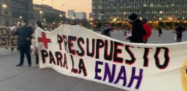 Alumnos del ENAH protestan frente a Palacio Nacional