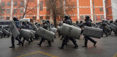 Policías kazajos durante las protestas en Almaty, Kazajstán, el 5 de enero de 2022.