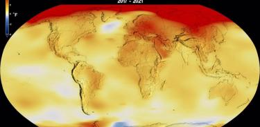 Esta imagen muestra las anomalías de temperatura global en la superficie del planeta en 2021.En regiones como el Ártico se pueden observar temperaturas más altas de lo normal, mostradas en rojo. Las temperaturas más bajas de lo normal se muestran en azul.