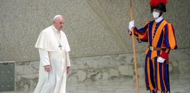 El papa Francisco llega a su audiencia general de los miércoles en el Vaticano, este 12 de enero.