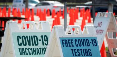 Personas hacen fila en sus automóviles para llegar al servicio de prueba de coronavirus en Miami.