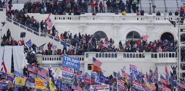 Vista de los seguidores fanáticos de Trump durante el asalto al Capitolio de EU, el 6 de enero de 2021.