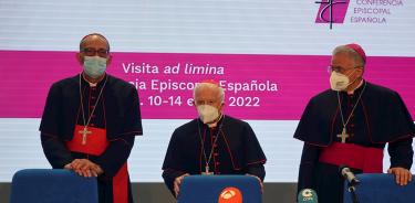 El cardenal presidente de la Conferencia Episcopal Española (CEE), Juan José Omella (i), junto al arzobispo de Valencia, Antonio Cañizares (c), y el arzobispo de Tarragona, Joan Planellas (d), este viernes en Ciudad del Vaticano, tas reunirse con el papa.