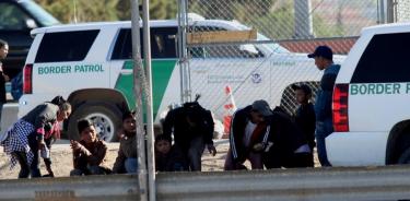 Un grupo de migrantes detenidos por la patrulla fronteriza en una fotografía de archivo