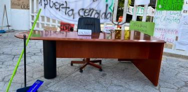 : Como último acto simbólico sacaron un escritorio y una placa de identificación que es o representan al lugar de trabajo del director José Antonio Romero Tellaeche, junto con escobas y recogedores.