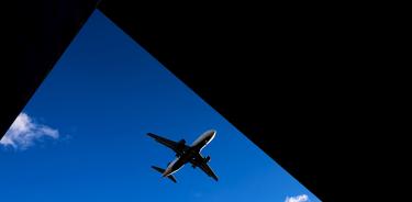Un avión comienza el aterrizaje en el aeropuerto de LaGuardia, en Nueva York, este martes 18 de enero.