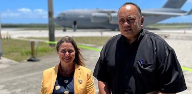 El primer ministro de Tonga, Siaosi Sovaleni, recibe este jueves en el aeropuerto de Nuku´alofa a la enviada de Australia, Rachael Moore, que aterrizó en el primer avión con ayuda humanitaria.