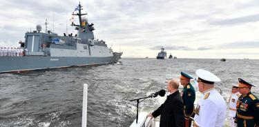 Putin observa maniobras de barcos de la armada rusa, en una imagen de julio de 2021.