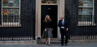 Imagen de archivo del primer ministro británico, Boris Johnson y su esposa, Carrie Symonds, en la puerta de su residencia, el 10 de Downing Street, en Londres.