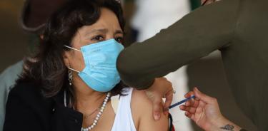 Una mujer recibe la vacuna de refuerzo en la CDMX