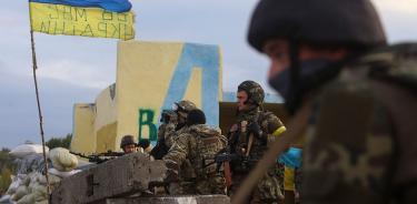 Soldados ucranianos prestan guardia en un puesto de control cerca de Slavianoserbsk, región de Lugansk (Ucrania), en una imagen de archivo.