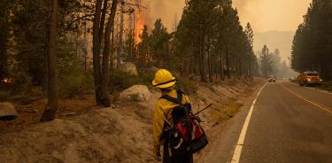 Imagen de archivo de un bombero observando cómo se acerca el incendio de Caldor en Meyers, California, EU, este pasado año 2021.