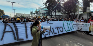 Estudiantes, profesores y administrativos se dieron cita a las afueras del CIDE,
donde cerraron la carretera México-Toluca.