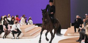 Carlota Casiraghi debuta como modelo de Chanel montada a caballo.
