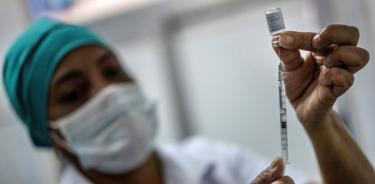 Una sanitaria prepara una dosis de la vacuna Soberana durante los ensayos clínicos en primavera de 2021 en Cuba.