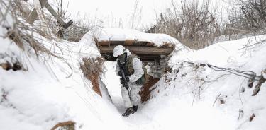 Un soldado ucraniano revisa este martes 25 de enero una trinchera cerca del poblado de Avdiivka, cercano a Donetsk, controlado por las milicias prorrusas.