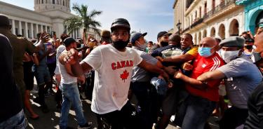 Policías y militantes castristas arrestan a manifestantes durante las protestas contra el régimen cubano el 11 de julio de 2021 en La Habana.