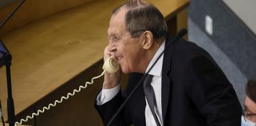 El canciller ruso, Serguéi Lavrov, atiende una llamada este miércoles 26 de enero durante una sesión en la Duma, en Moscú.
