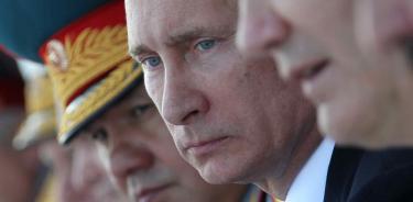 El presidente Putin, rodeado de militares, tiene en su poder la invasión de Ucrania o la vía diplomática
