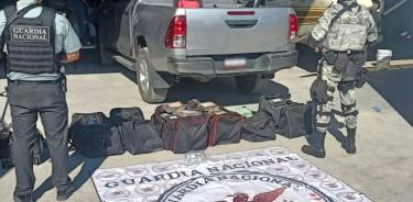 El Ejército mexicano y elementos de la Guardia Nacional ubicaron el cargamento de narcóticos. Caen cinco con 65 mil pesos en efectivo.