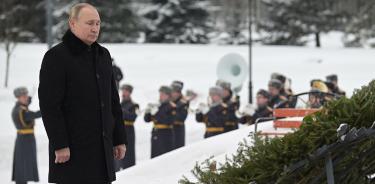 El presidente ruso, Vladímir Putin, deja flores en el memorial Piskaryovskoye para conmemorar el 78 aniversario de la victoria en Leningrado durante la II Guerra Mundial, este jueves en San Petersburgo.