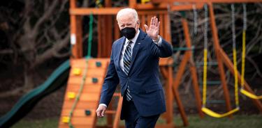 Joe Biden saluda al pasar por los jardines de la Casa Blanca al disponerse a viajar a Pittsburgh, este viernes 28 de enero.