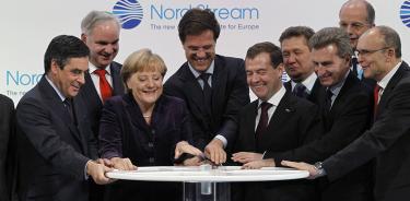 Entre otros, Angela Merkel (centro-izq.) y el expresidente ruso Dmitri Medvedev (centro-der.), títere de Putin, inauguran el Nord-Stream 1 en 2011.