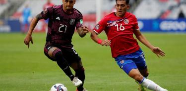 Luis Rodríguez de México disputa un balón con Adrian Martínez de Costa Rica