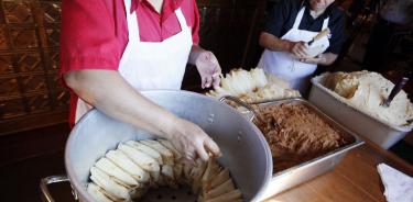 Los pueblos originarios tenían la costumbre de ofrecer tamales en la festividad Huauhquiltamalqualitztli.