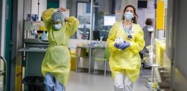 Fotografía de archivo de dos enfermeras en un hospital en Bélgica