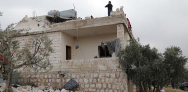 Destrozos en la casa donde presuntamente el líder de Estado Islámico se inmoló durante un ataque de EU, este jueves 3 de febrero en la región de Idlib, Siria.