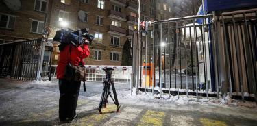 Un camarógrafo graba frente a la sede de Deutsche Welle (DW) en Moscú tras el anuncio de su clausura, este jueves 3 de febrero.