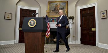 Joe Biden llega este jueves 3 de febrero al atril de la sala Roosevelt de la Casa Blanca para hacer declaraciones tras el asesinato del líder de Estado Islámico, Abu Ibrahim al Qurashi, en Siria.